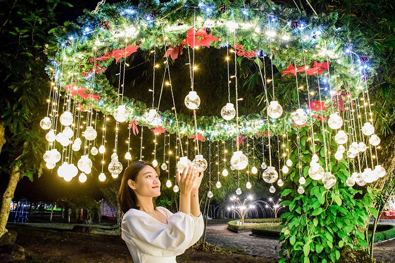 Lung linh với ánh đèn vào dịp Noel tại khu du lịch Suối Mơ Lung linh với ánh đèn vào dịp Noel tại khu du lịch Suối Mơ