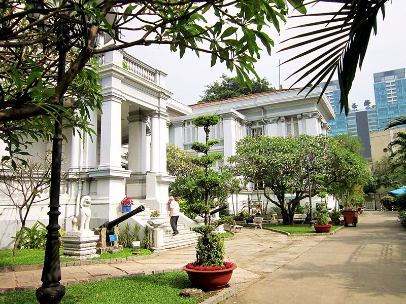 Mặt sau bảo tàng thành phố Hồ Chí Minh Mặt sau bảo tàng thành phố Hồ Chí Minh