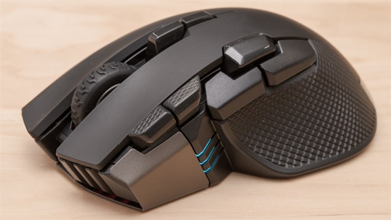 Thiết kế Palm-Grip của Corsair Ironclaw RGB Thiết kế Palm-Grip của Corsair Ironclaw RGB