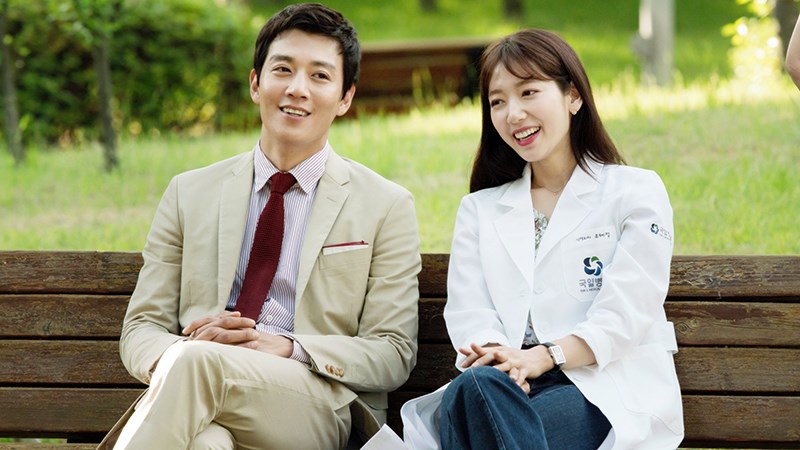 Chuyện Tình Bác Sĩ Hong Ji-hong và Yoo Hye-jung (từ trái qua)