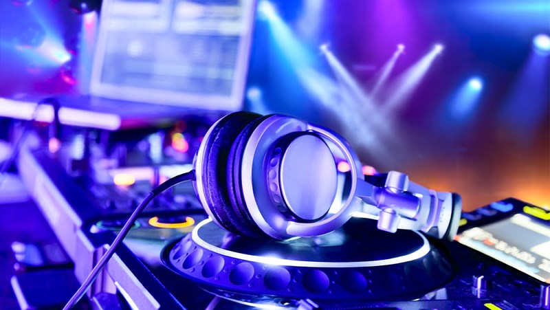 EDM là dòng nhạc thời thượng hiện nay được giới trẻ vô cùng yêu thích EDM là dòng nhạc thời thượng hiện nay được giới trẻ vô cùng yêu thích