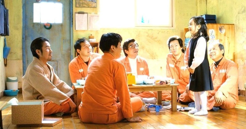 6-800x421-2 Điều Kỳ Diệu Ở Phòng Giam Số 7 (Miracle In Cell No.7) (2013)