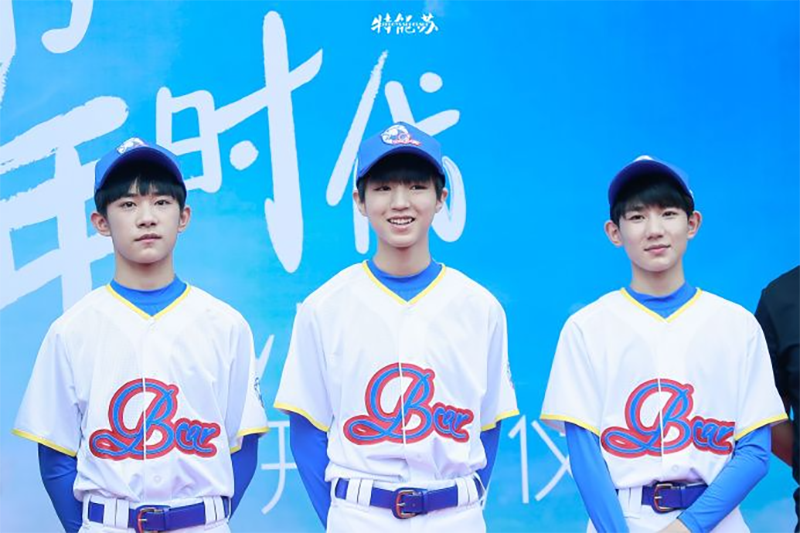 Dương Mịch Thiên Tỉ trong phim Thời Đại Niên Thiếu Của Chúng Ta Dịch Dương Thiên Tỉ trong phim Thời Đại Niên Thiếu Của Chúng Ta (đứng bên góc trái)