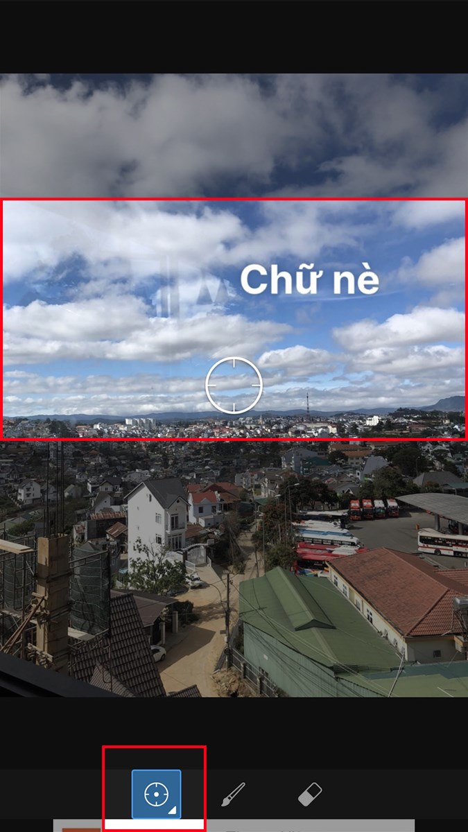 Nhấn vào biểu tượng hình tròn, chọn vùng muốn nhân bản để chèn lên phần chữ cần xóa Nhấn vào biểu tượng hình tròn, chọn vùng muốn nhân bản để chèn lên phần chữ cần xóa