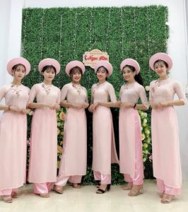 Áo dài bưng quả