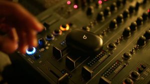 Hình ảnh Beats Studio Buds xuất hiện trong video âm nhạc của Roddy Ricch