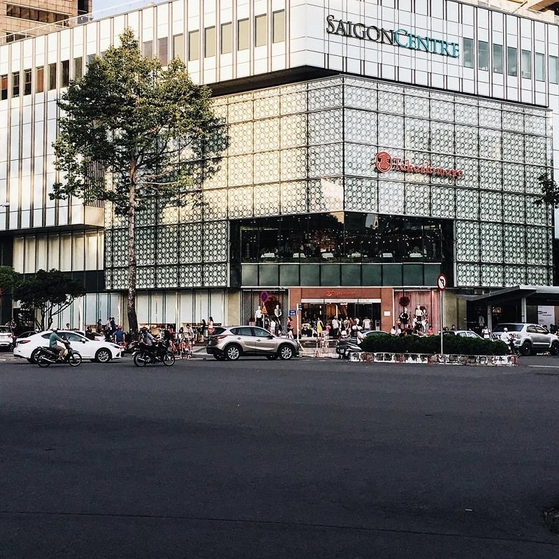 Bên ngoài trung tâm Takashimaya Bên ngoài trung tâm Takashimaya