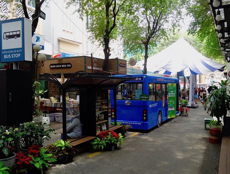 Xe bus sách - điểm nhấn đáng yêu trên con đường sách Nguyễn Văn Bình Xe bus sách - điểm nhấn đáng yêu trên con đường sách Nguyễn Văn Bình