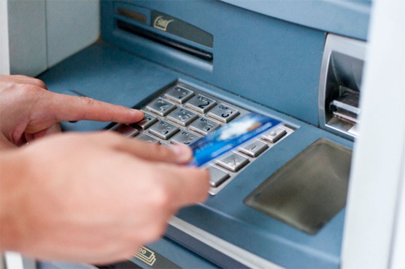 Đưa thẻ vào cây ATM Đưa thẻ vào cây ATM