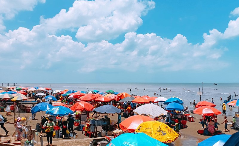 Khung cảnh mua bán hải sản nhộn nhịp tại biển Thạnh Phú Khung cảnh mua bán hải sản nhộn nhịp tại biển Thạnh Phú