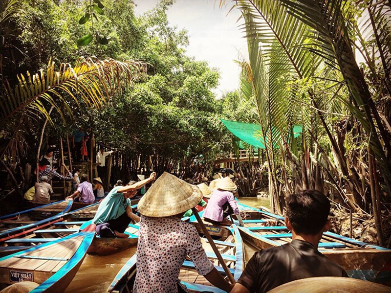 Chèo ghe khám phá những kênh rạch dừa nước vào trưa hè Chèo ghe khám phá những kênh rạch dừa nước vào trưa hè