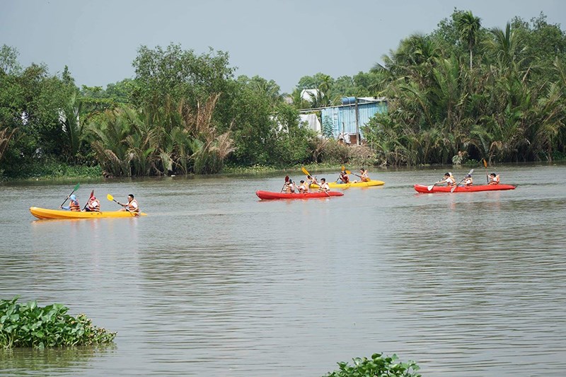 Chèo thuyền kayak là một trong hoạt động hấp dẫn tại khu du lịch BCR Chèo thuyền kayak là một trong hoạt động hấp dẫn tại khu du lịch BCR