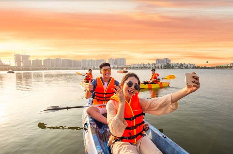 Chèo thuyền trên sông - Công viên Ánh Sáng Chèo thuyền trên sông - Công viên Ánh Sáng