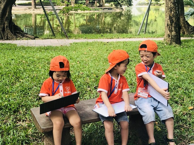 Các bé tham gia buổi dã ngoại tại công viên Bách Thảo Các bé tham gia buổi dã ngoại tại công viên Bách Thảo