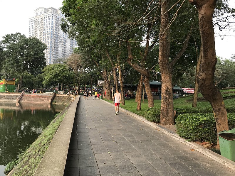 Người dân tập thể dục vào buổi sáng tại công viên Nghĩa Đô Người dân tập thể dục vào buổi sáng tại công viên Nghĩa Đô
