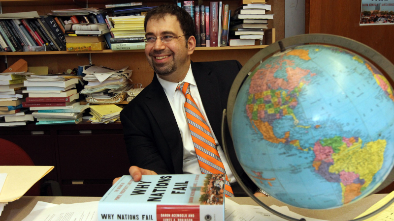 Tác giả Daron Acemoglu & James A. Robinson Tác giả Daron Acemoglu & James A. Robinson