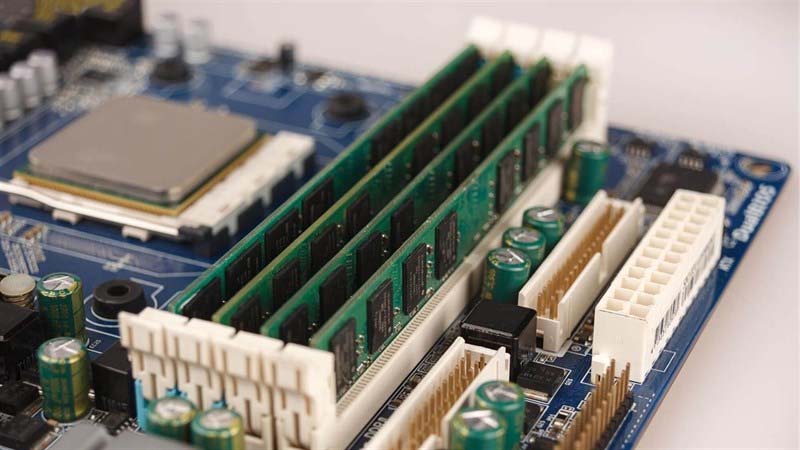 Vệ sinh và lắp đặt lại các thanh RAM trên Mainboard
