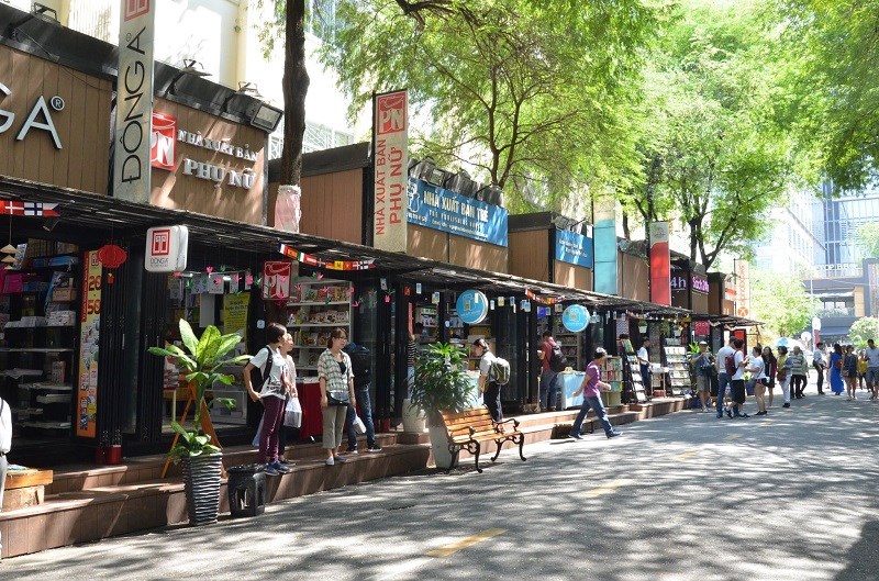 Đường sách Nguyễn Văn Bình là nơi thu hút rất nhiều bạn trẻ yêu sách Đường sách Nguyễn Văn Bình là nơi thu hút rất nhiều bạn trẻ yêu sách