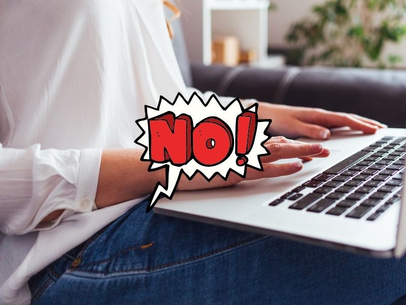 Không để laptop lên đùi khi làm việc