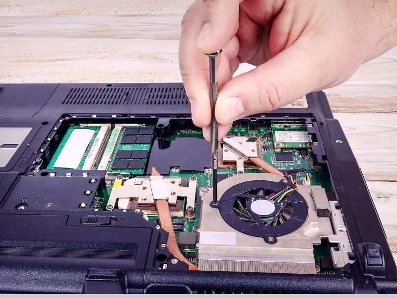 Thêm dầu khi quạt tản nhiệt bị khô