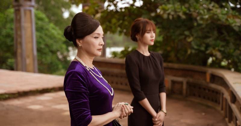 NSND Lê Khanh (trái) vai Thái Tuyết Mai và Ninh Dương Lan Ngọc vai Quyên (Ms. Q) trong Gái Già Lắm Chiêu 3. Hai nhân vật chính trong phim Gái Già Lắm Chiêu 3