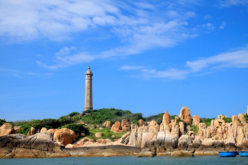 Ngọn hải đăng cổ kính ở mũi Kê Gà nhìn từ xa Ngọn hải đăng cổ kính ở mũi Kê Gà nhìn từ xa