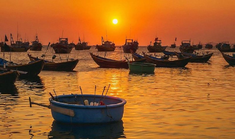 Hoàng hôn buông xuống trên bãi biển Mũi Né Hoàng hôn buông xuống trên bãi biển Mũi Né