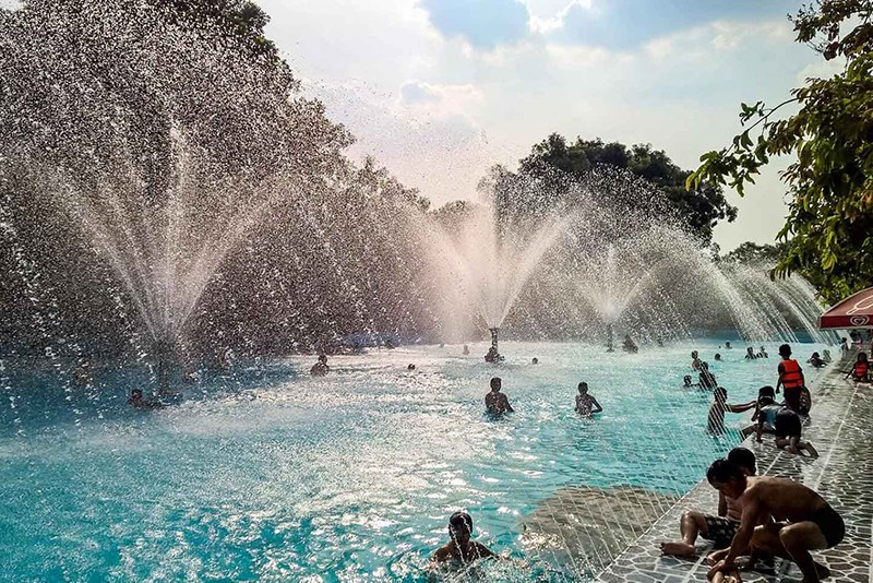 Hồ bơi rộng mênh mông cho các bé chơi đùa Hồ bơi rộng mênh mông cho các bé chơi đùa