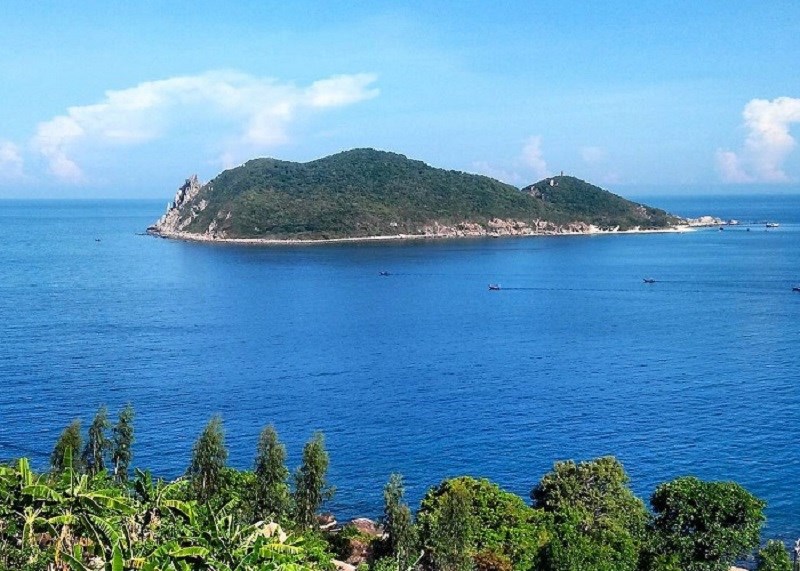 Hòn Nưa được ngắm nhìn từ phía đèo Cả Hòn Nưa được ngắm nhìn từ phía đèo Cả