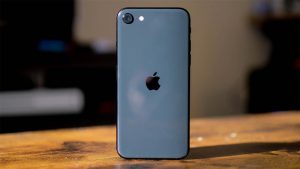 iPhone SE 2020 cũ giá rẻ mê ly, nhỏ nhưng có võ, mua về xài là hết ý