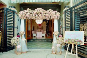 Cổng hoa cưới làm bằng hoa tươi