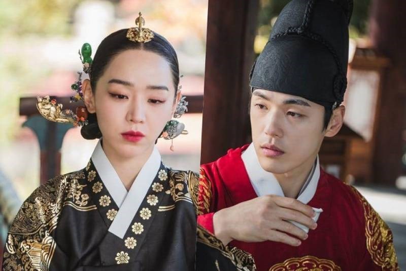 Chàng Hậu Kim So Young và Hoàng thượng nhút nhác Lee Won Beom Chàng Hậu Kim So Young (trái) và Hoàng thượng nhút nhát Lee Won Beom (phải)
