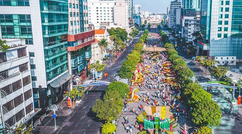 Phố đi bộ Nguyễn Huệ khi nhìn từ trên cao Phố đi bộ Nguyễn Huệ khi nhìn từ trên cao