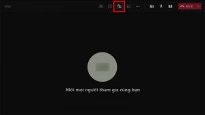 Mở Microsoft Teams trên máy tính, tại phòng học, họp online nhấn vào biểu tượng giơ tay