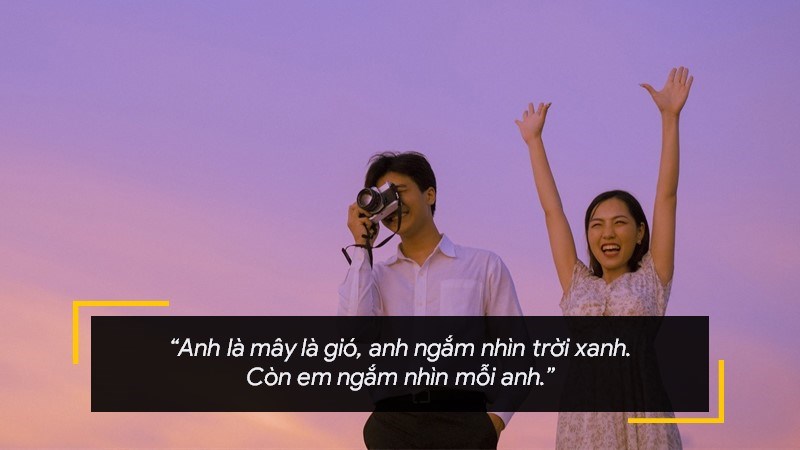 Anh là mây là gió. Anh ngắm nhìn trời xanh. Còn em ngắm nhìn mỗi anh. Anh là mây là gió. Anh ngắm nhìn trời xanh. Còn em ngắm nhìn mỗi anh.