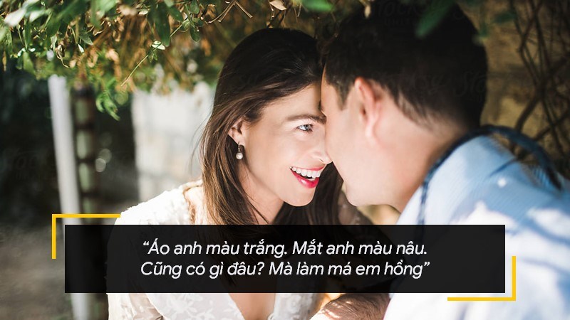 Áo anh màu trắng. Mắt anh màu nâu. Cũng có gì đâu?. Mà làm má em hồng Áo anh màu trắng. Mắt anh màu nâu. Cũng có gì đâu?. Mà làm má em hồng