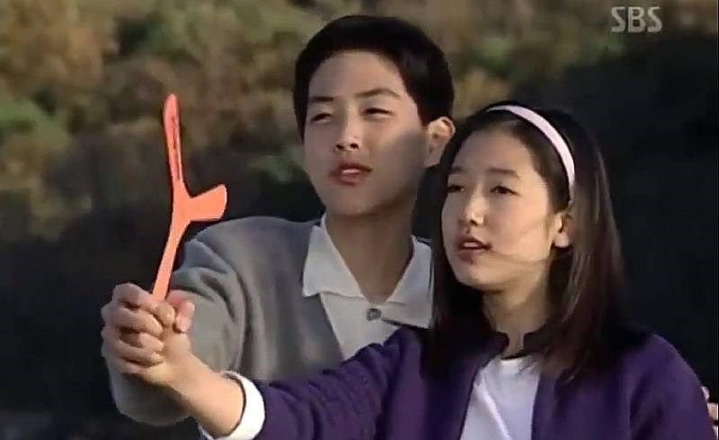 Park Shin Hye trong vai Jung Seo thời niên thiếu (phải) Park Shin Hye trong vai Jung Seo thời niên thiếu (phải)