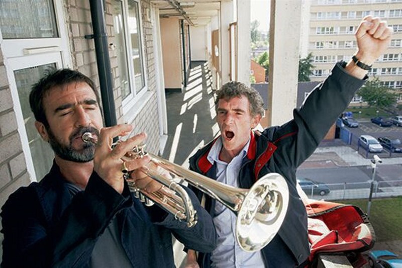 Một phân cảnh trong phim Đi tìm Eric Eric Cantona và Eric Bishop (từ trái qua)