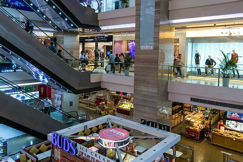 Vincom B có 6 tầng để mua sắm bao gồm cửa hàng của các thương hiệu nổi tiếng Bên trong Vincom có rất nhiều cửa hàng thương hiệu quốc tế