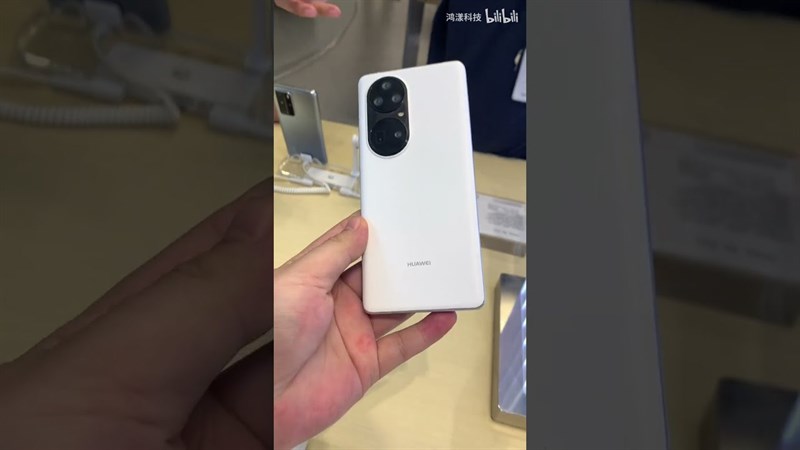 Mô hình Huawei P50 Pro với màn hình cong, cụm camera hầm hố vừa xuất hiện trên tay người dùng Mô hình Huawei P50 Pro với màn hình cong, cụm camera hầm hố vừa xuất hiện trên tay người dùng