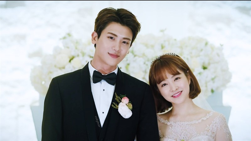 Giám đốc Ahn Min-hyuk Giám đốc Ahn Min-hyuk và Do Bong-soon (từ trái qua)