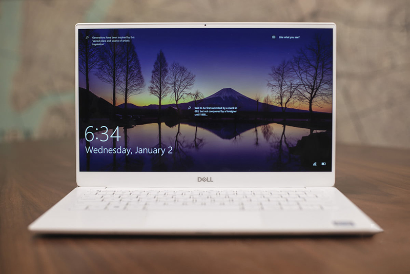 Một số laptop có cằm dưới hơi dày so với các cạnh