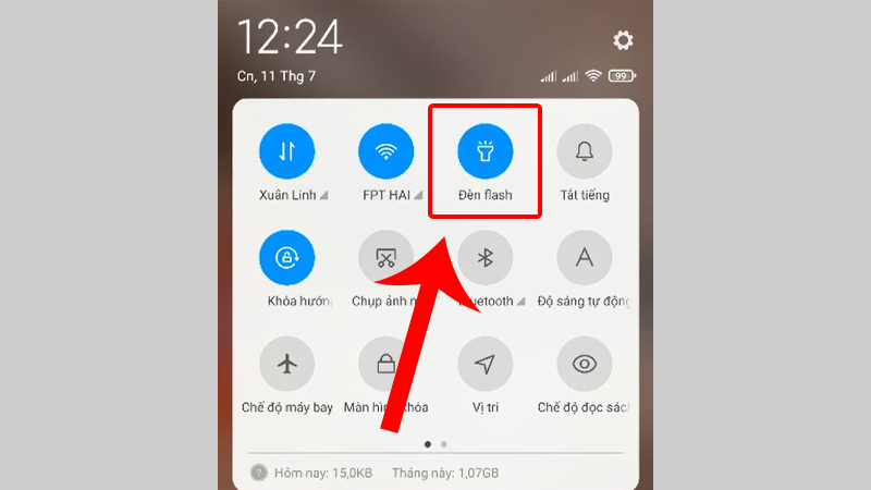Nhấn vào Đèn flash để bật đèn pin