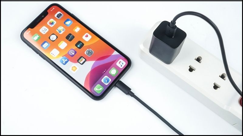 Sạc pin đúng cách giúp hạ nhiệt cho điện thoại