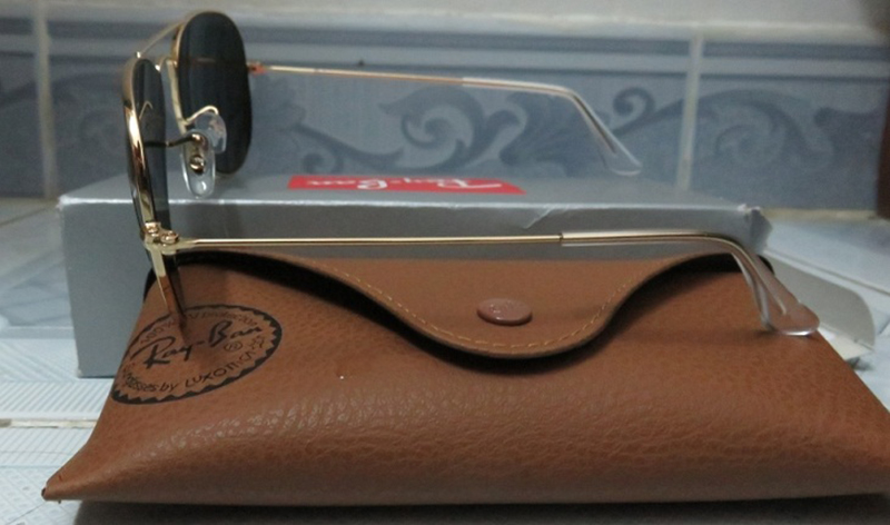 cach-nhan-biet-mat-kinh-rayban-hang-xin-chinh-han-4-800x472-1 Bao da đựng kính chính hãng