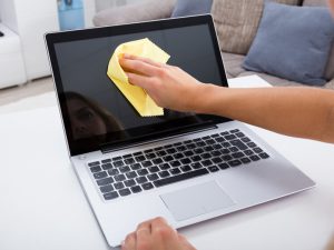 Tháo pin để vệ sinh laptop