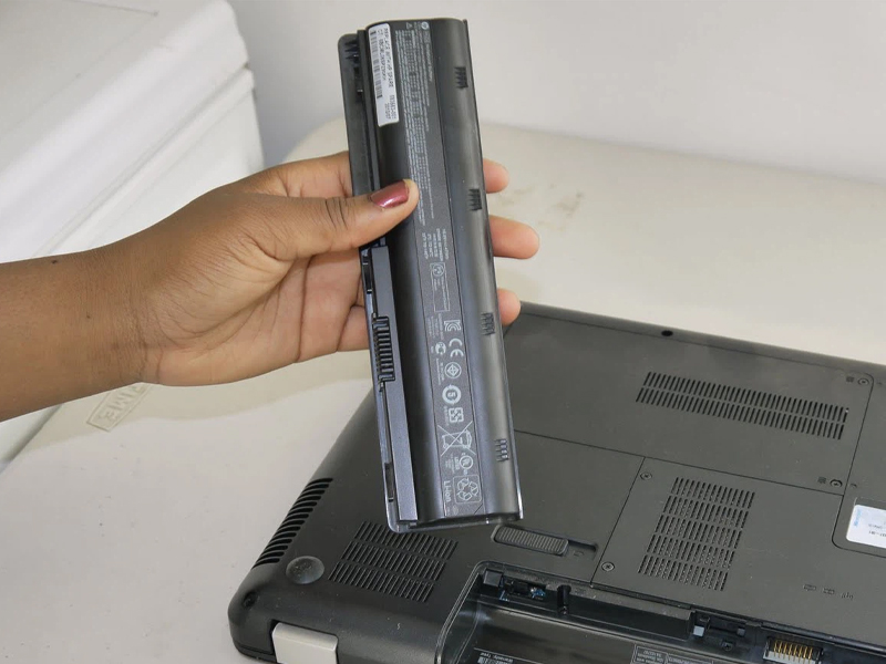 Tháo pin ra khỏi laptop