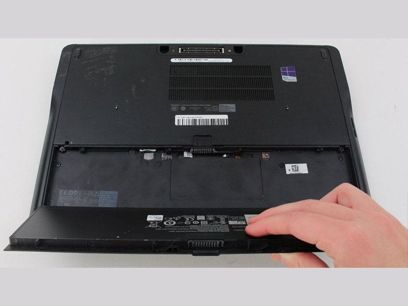 Lấy pin ra khỏi laptop