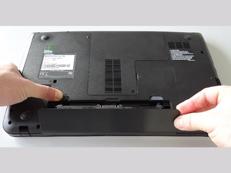 Thao tác tháo pin cho laptop có 2 thanh gạt
