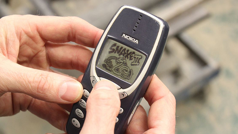 Bạn có thể lắp SIM vào điện thoại bàn phím và xóa danh bạ một cách dễ dàng